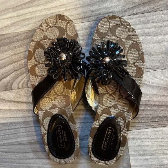 Coach Brown Patent Leather Thomg Sandal W/ Bow Size 7 1/2 - Picture 4 of 9